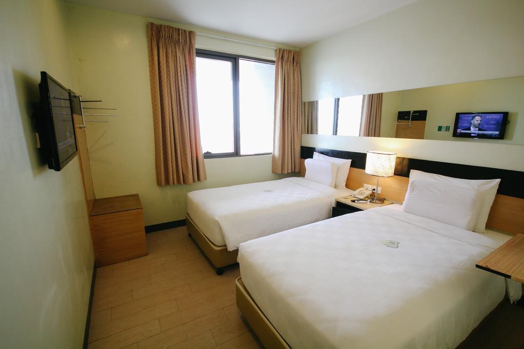 Go Hotels Iloilo Extérieur photo