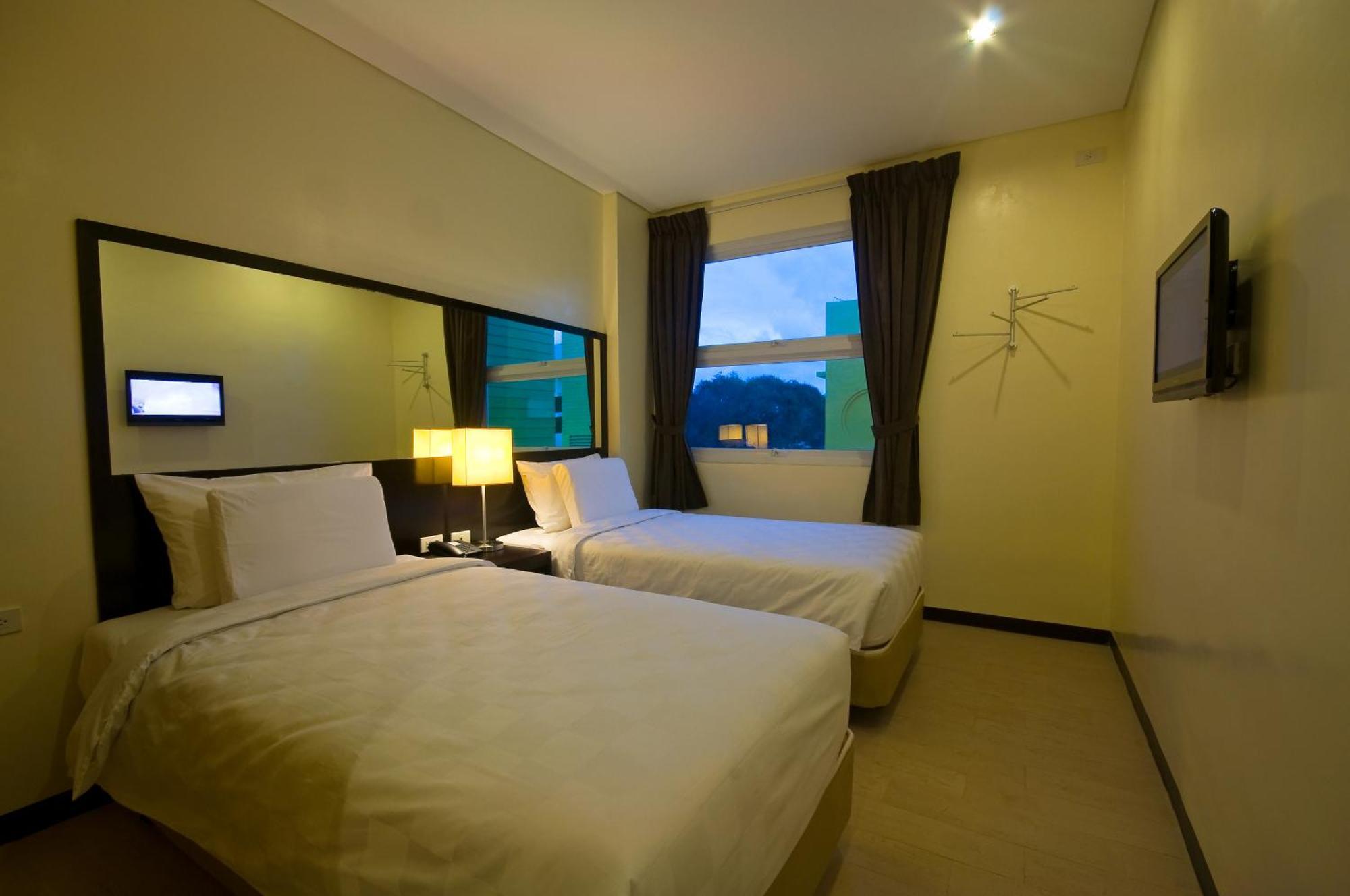 Go Hotels Iloilo Extérieur photo