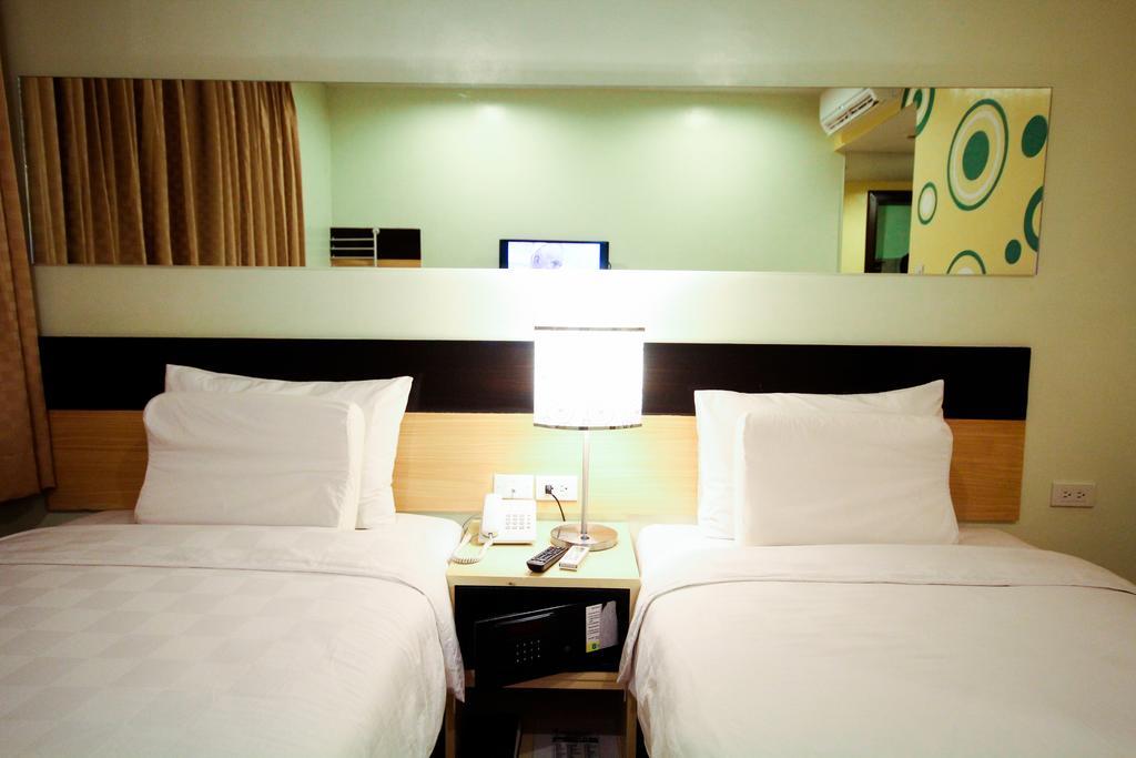 Go Hotels Iloilo Extérieur photo
