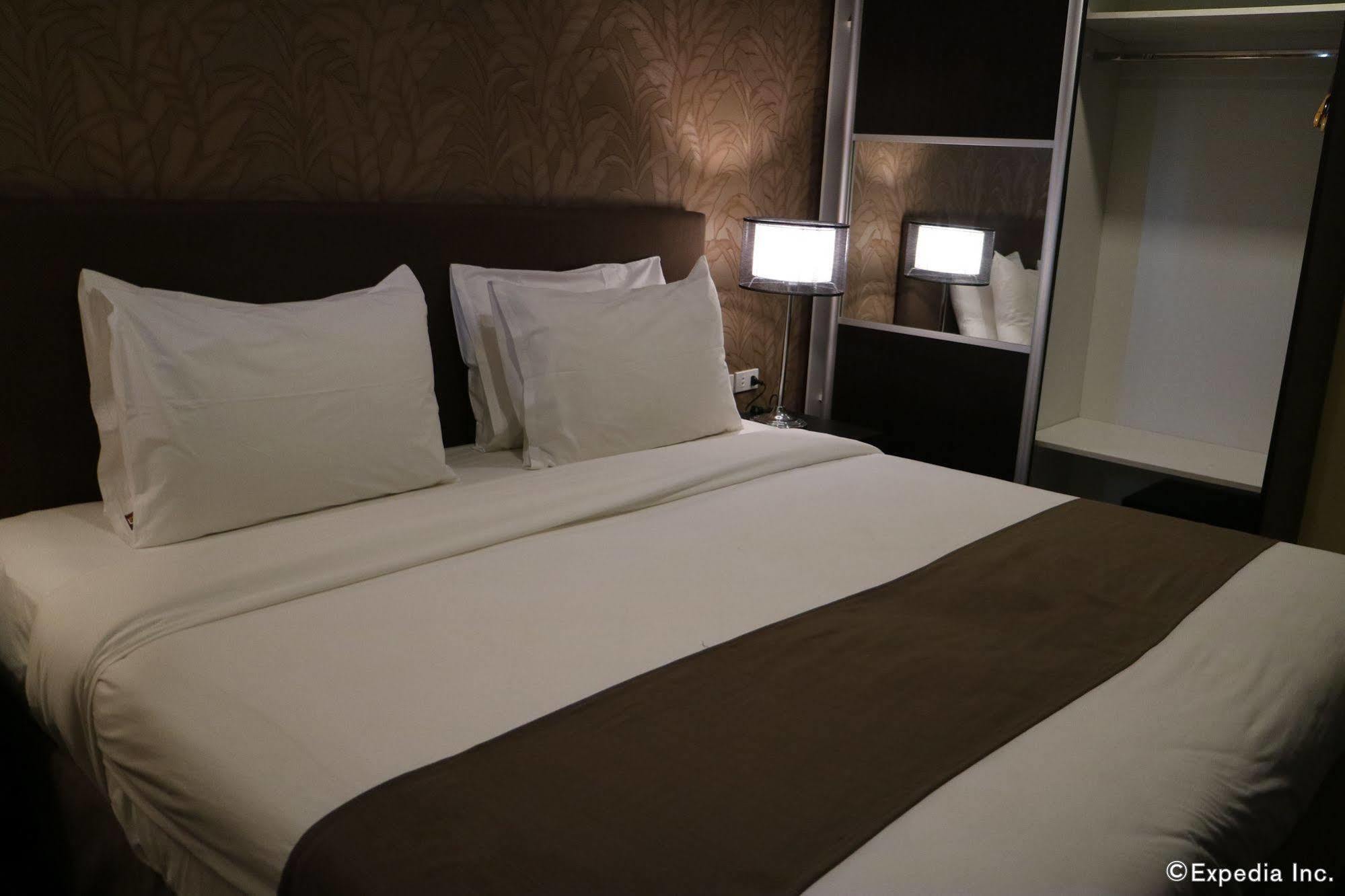 Go Hotels Iloilo Extérieur photo