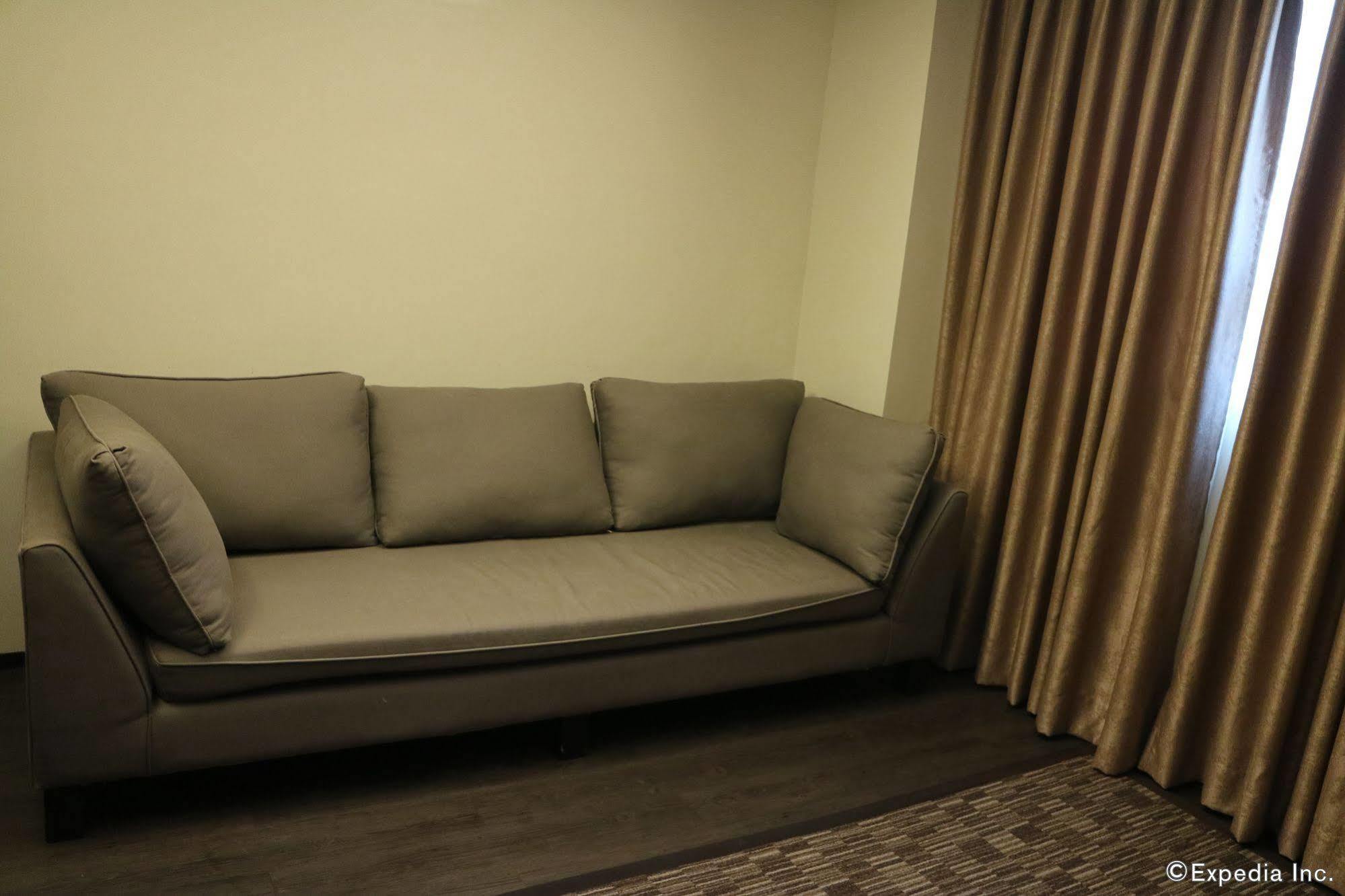 Go Hotels Iloilo Extérieur photo